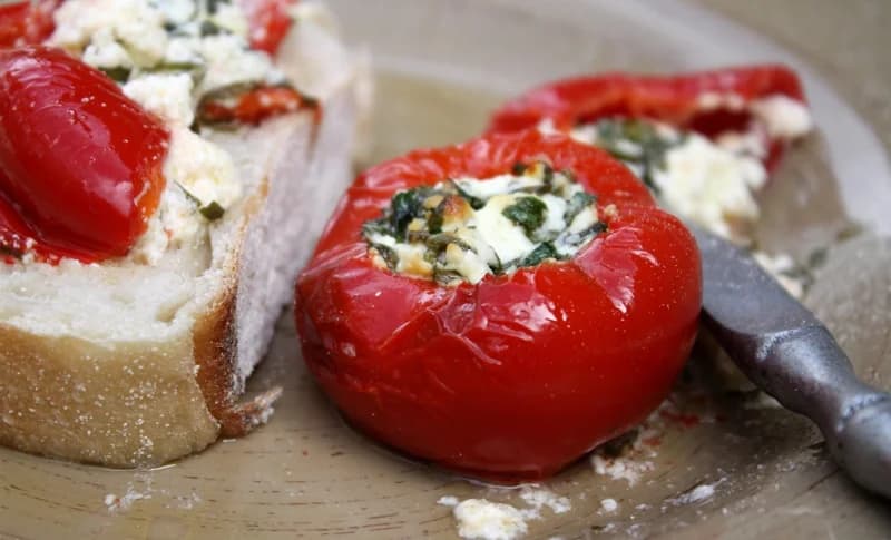 Baby capsicums nadziewane fetą i ziołami