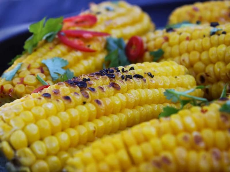 BBQ kukurydza z limonką, chilli i kolendrą