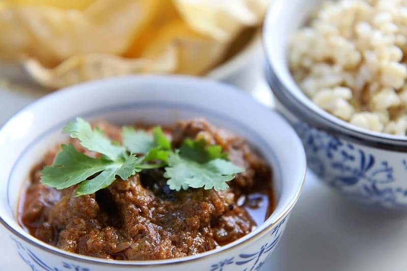 Beef curry with yoghurt and black pepper