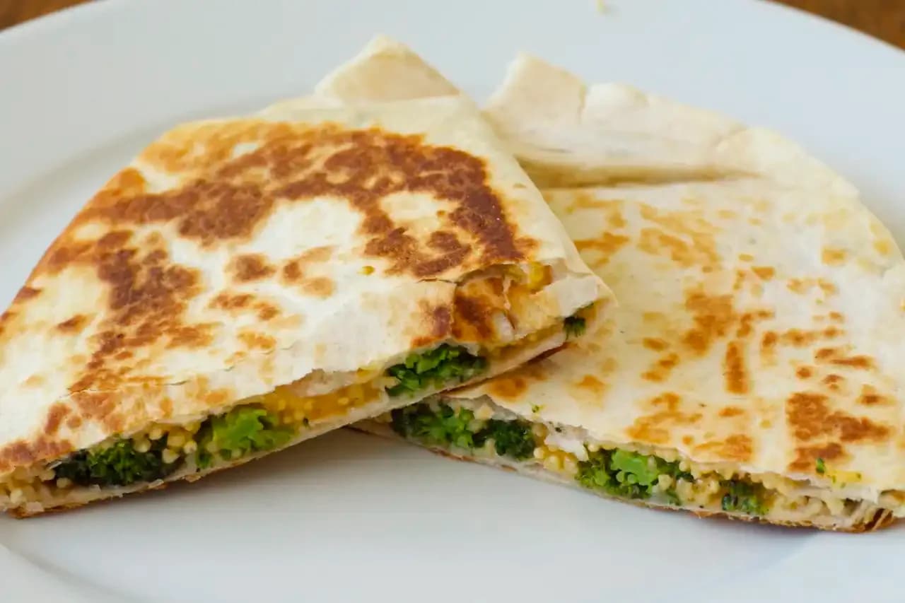 Quesadillas z brokułami i prosem