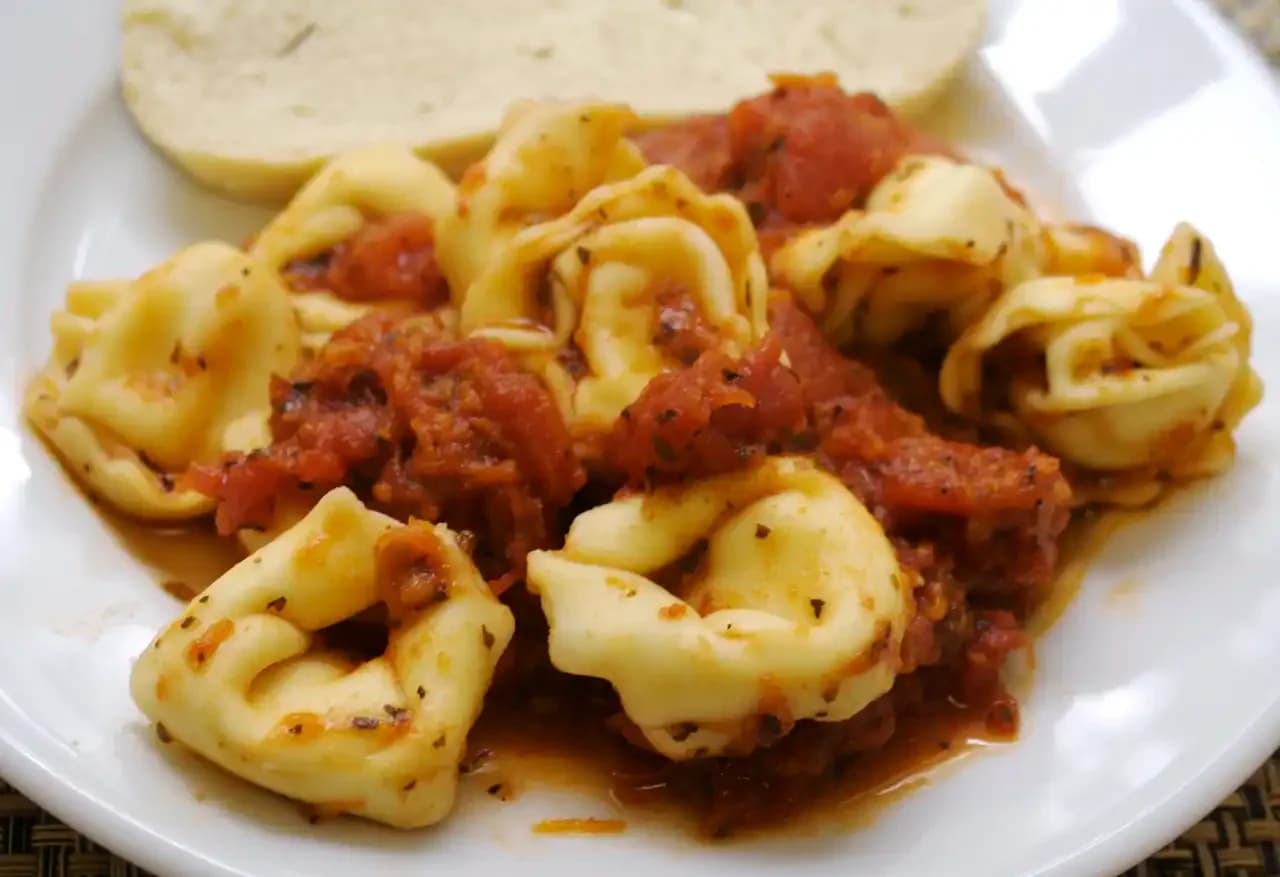 Cheese Tortellini z sosem pomidorowym