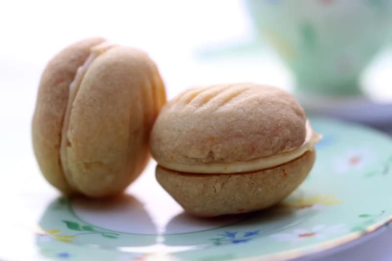 Custard kisses