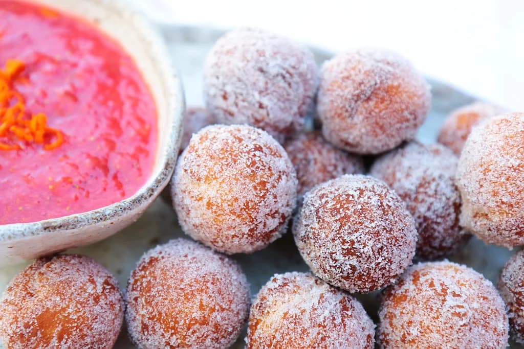 Pączki z sosem truskawkowym