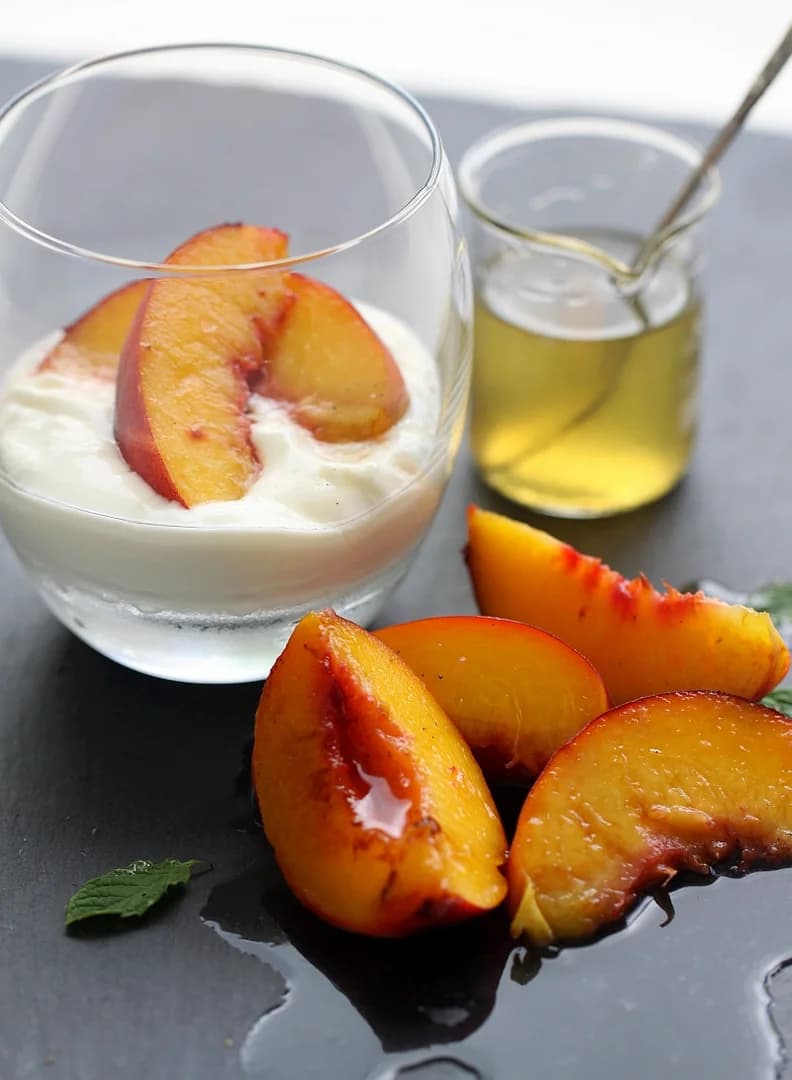 Grillowane brzoskwinie z gęstym jogurtem i syropem limonkowym