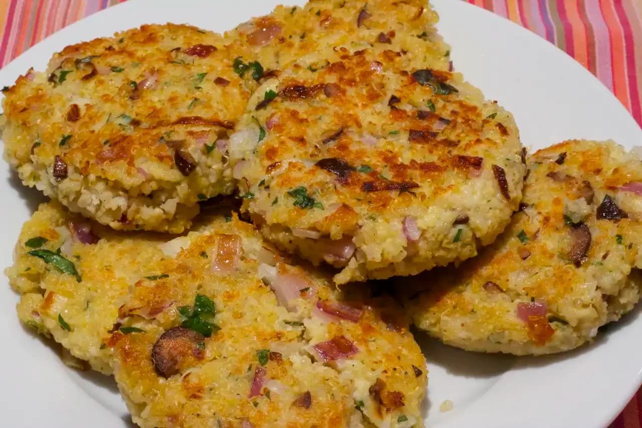 Placki z kaszy quinoa i prosa z ziołami