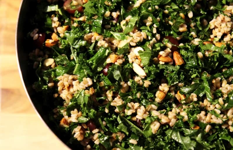 Sałatka z jarmużu i farro – superfood extravaganza