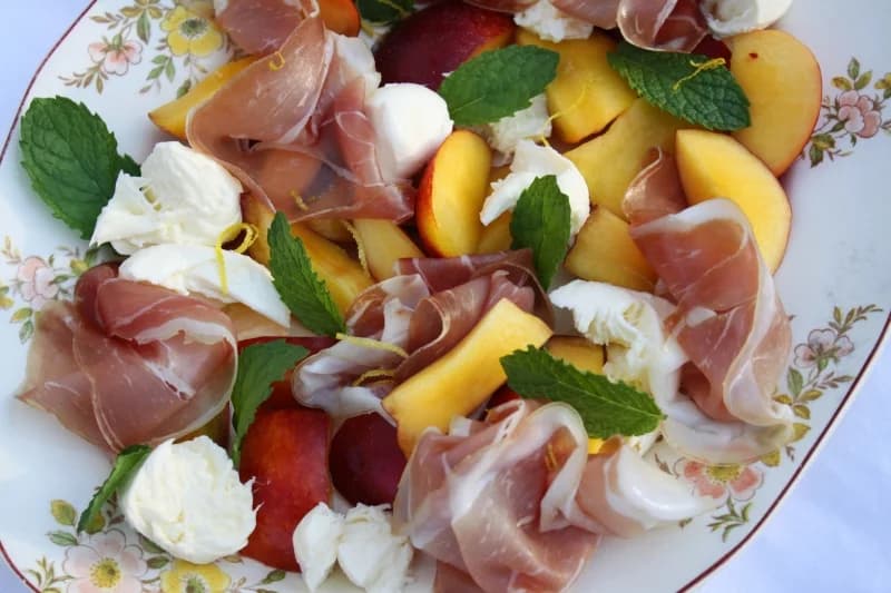 Brzoskwinie z prosciutto, mozzarellą i miętą