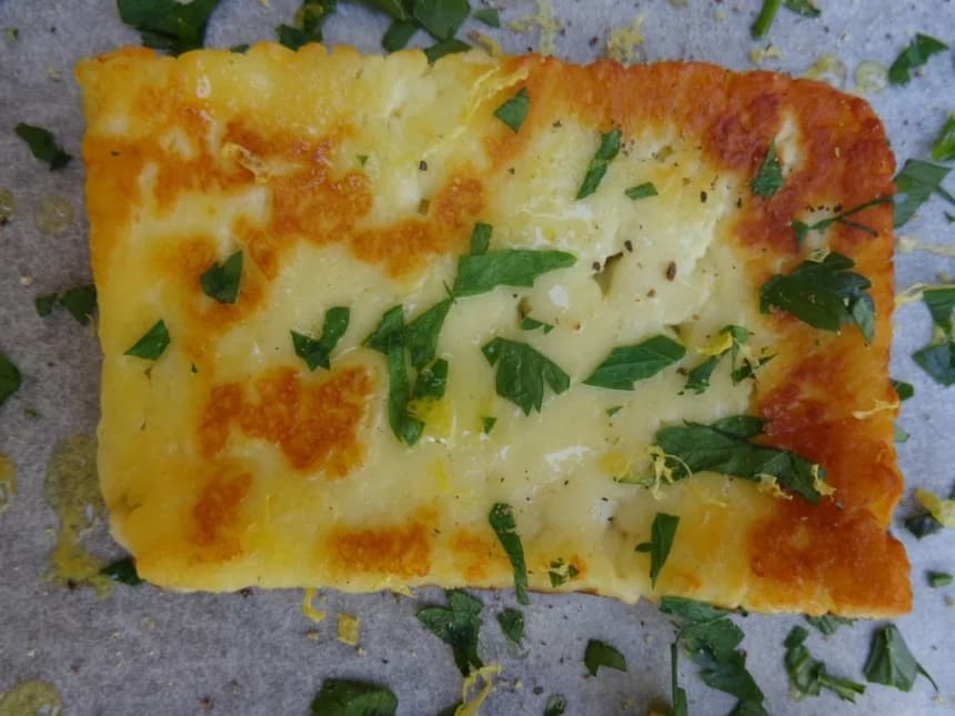 Smażony halloumi z cytryną i pietruszką