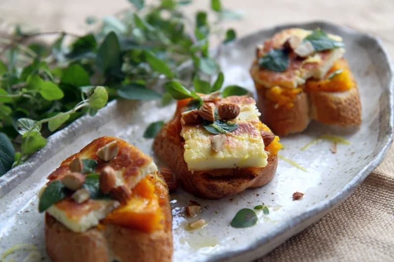 Bruschetta z dynią i serem halloumi