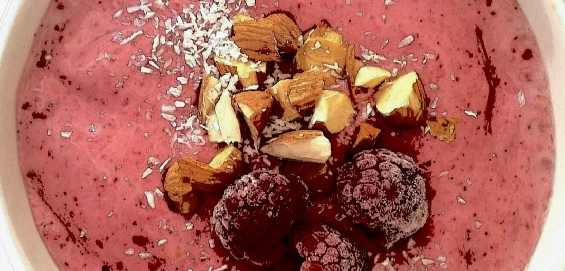 Miseczka smoothie malinowo-migdałowa