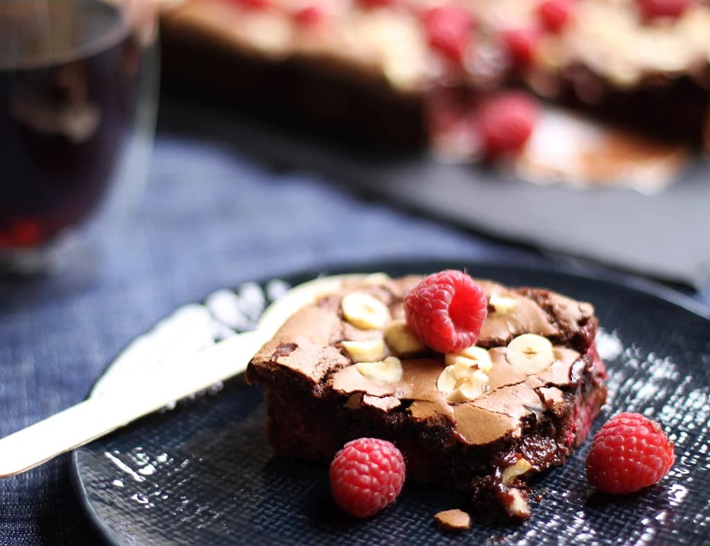 Brownie z malinami i orzechami laskowymi