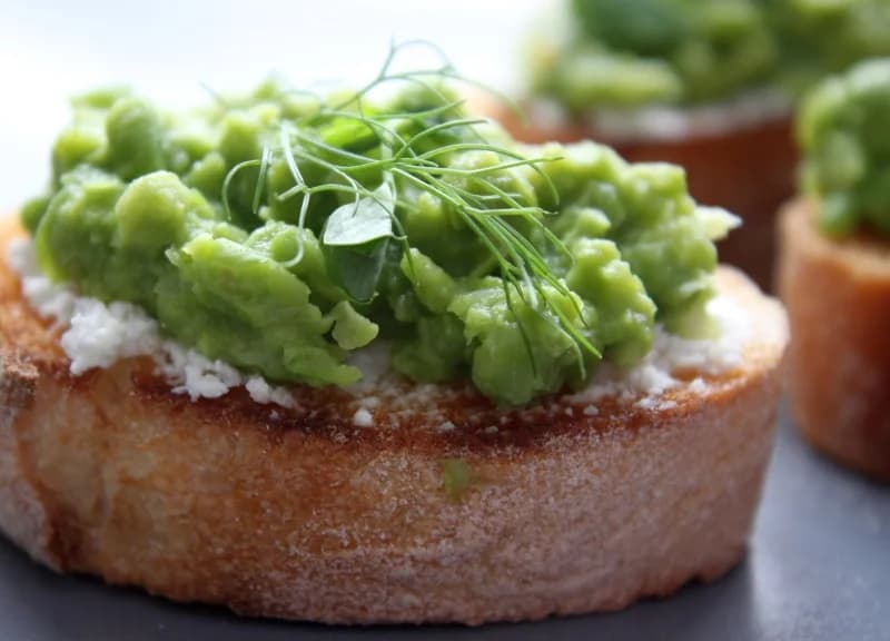 Smashed peas with fennel and mint