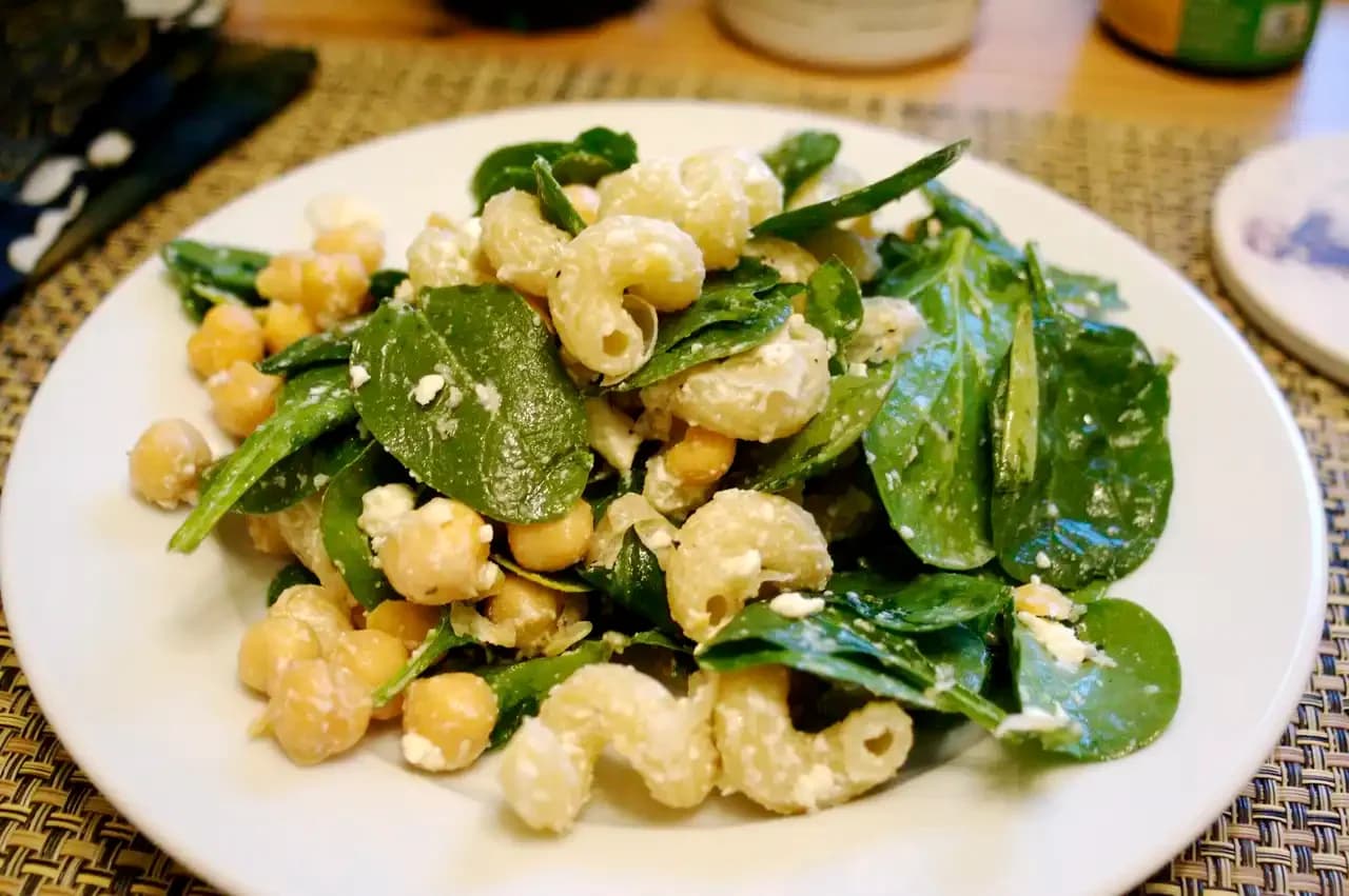 Sałatka ze szpinakiem i makaronem cavatappi