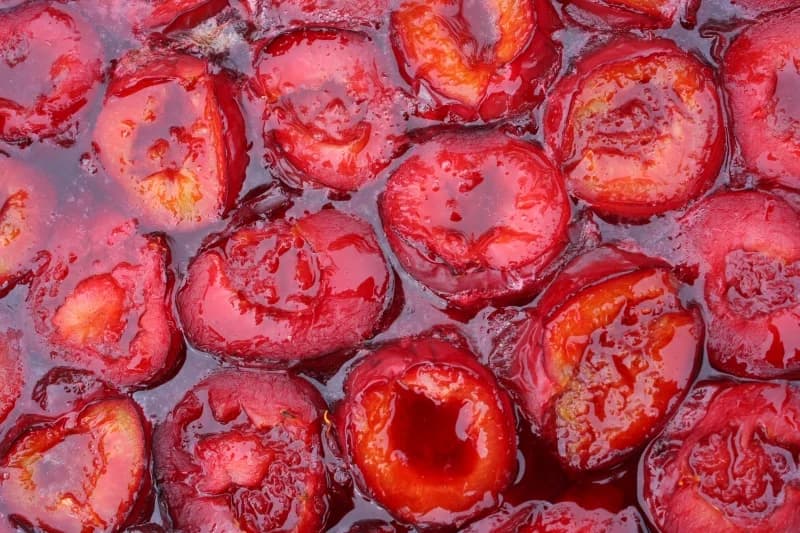 Sticky roasted plums