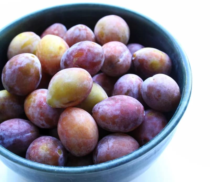 Śliwki cukrowe gotowane w verjuice