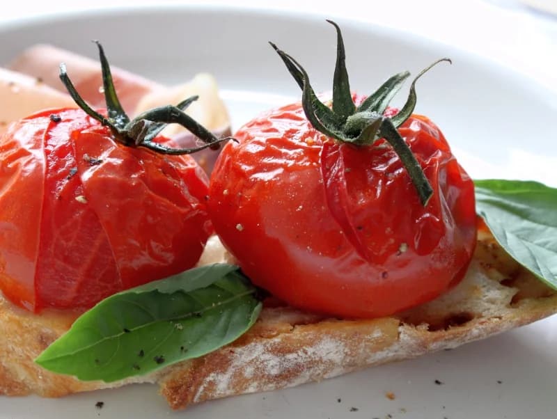 Pomidor, bazylia i prosciutto na zakwasowym chlebie (rodzaj BLT)