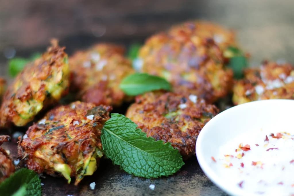 Placki z cukinii z miętą i halloumi